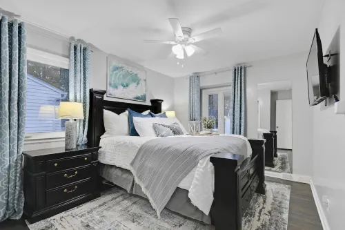 ★Luxury Home★Best Deck/Patio in KC★DreamLux Beds★Gated Driveway★