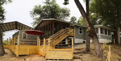 The BaitHouse - Charming Cabin Hotels near Hardridge Creek Public Boat Ramp