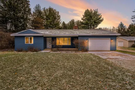 BLUE SPRUCE COTTAGE - Modern Lake House w/ shared Frontage on Thayer Lake