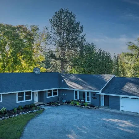 River Pines~Downtown Waterfront Wildlife Watching!Firepit,Snowmobile,2 King Bds