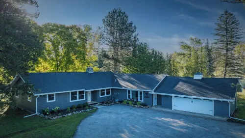 River Pines~Downtown Waterfront w/ Wildlife Watching!Firepit,Snowmobile,Biking