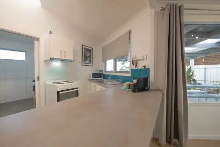 Sea Space; a whimsical 3-bedroom retreat nestled in the charming Baudin Beach. Отели рядом с достопримечательностью «Kangaroo Island Sealink»