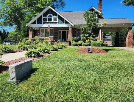 Enjoy small-town, Main Street from the front porch of this historic bungalow! Отели в г. Сарри