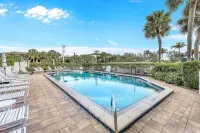 Relaxing 1 BR condo w/pool & steps to the beach