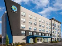 Tru by Hilton Chesapeake Greenbrier Hotels near DeVry University