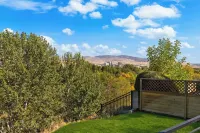 Lux! Best Views in Boise! Sauna, Hot Tub, City & Mountain Views! 4 Br, Sleeps 10