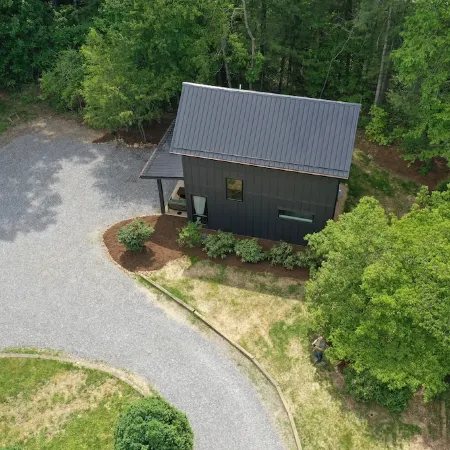 Black Mountain Pine HouseModern, Homey, and Close to Town!