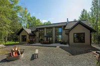 Luxurious & modern cabin with stunning views of Wynne Lake! Hotels in White Township