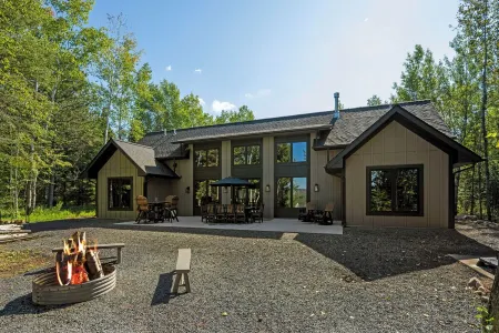 Luxurious & modern cabin with stunning views of Wynne Lake! Отели в г. Уайт