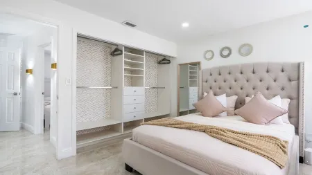 Stunning Home with a HEATED POOL 4 miles to the beach! Отели рядом с достопримечательностью «Laguna Bay Nursery Inc»