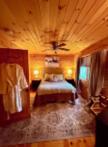 2Br/2BA Cabin Near Downtown West Jefferson  Fireplace + Workspace