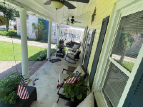 Charming 4-bedroom, 2-bath cottage, dog friendly, AC, WiFi, 1 block to beach Hotels in Colonial Beach