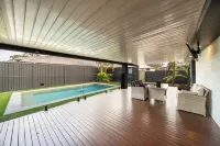 Hampton Holiday Home with Pool, BBQ & 10 min drive to Theme Parks!