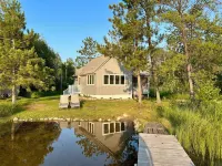 Cozy cabin 25ft off the water! Near shopping, Restaurants, Attractions & Golf!