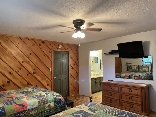 Bear Mountain Lodge: 5 Min Gatlinburg &Pigeon Forge; Hot Tub, Gameroom, Internet