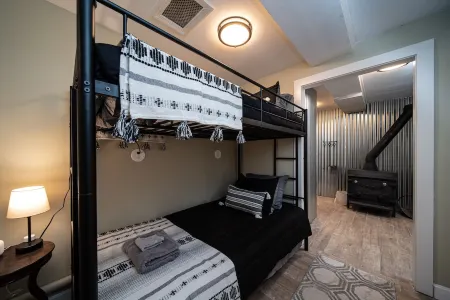 Modern Chalet w/ Serene Views and Jacuzzi Hot Tub- 15 Minutes to Okemo Mountain