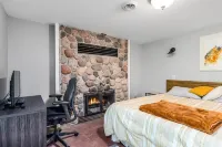 Cozy Lakefront Cabin • Fireplace • Views • Close to Skiing