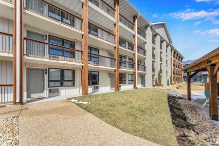 Dwntn Branson 1 Walk Lndng, Main St.Pools Отели рядом с достопримечательностью «The SKY Deck at Parakeet Pete's Waterfront Zipline»