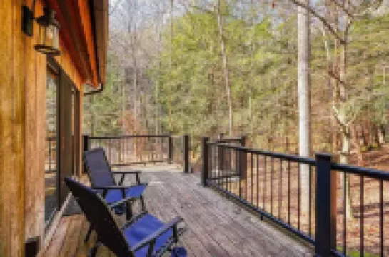 Moore Hollow Cabin in Hocking Hills-Covered Hot Tub/on-Site Hiking/Pet Friendly Hotels in Laurel Township