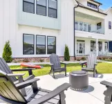 Luxurious Lakefront Home- Marina, Boats, and Kayaks!