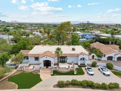 Luxurious Paradise Valley Mansion with a Private Pool