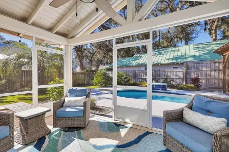 Charming 3-bedroom cottage with POOL!  Beautiful open floorplan Отели рядом с достопримечательностью «St. Simons Island Lighthouse Museum»