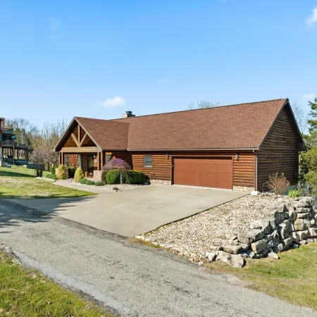 Upscale Lakefront Table Rock Cabin with nearby Launch