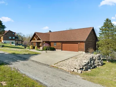 Upscale Lakefront Table Rock Cabin with nearby Launch