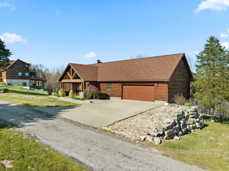 Upscale Lakefront Table Rock Cabin with nearby Launch