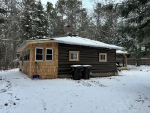 Two Bedroom Cabin with Hot Tub and Fireplace.