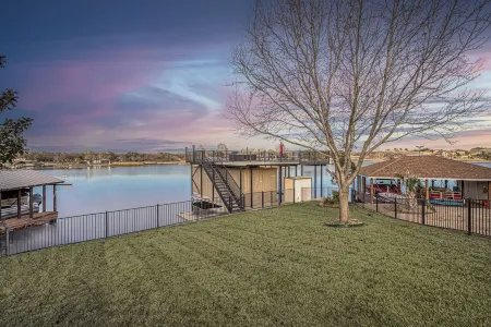 Waterfront Getaway • Hot Tub, Dock & Views