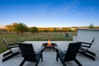 NEW Pool, Hot Tub, Fire Pit, Views on 10 acres, 5 mins from DT Johnson City!