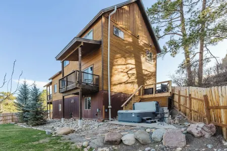 "Pagosa's - Hill Top House" Hot Tub/Pool Table/Decks/Fire Pit/ Pet Friendly