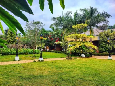 The Yellow Bamboo Resort & Spa فنادق في Gonikoppal
