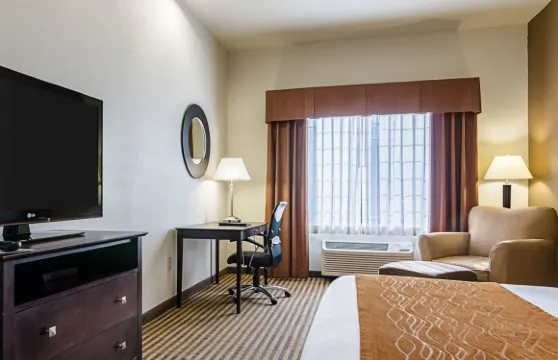 舒適套房酒店-勞倫斯大學城