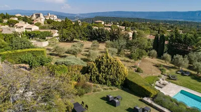 Domaine de l'Enclos Hotels near Château de Gordes