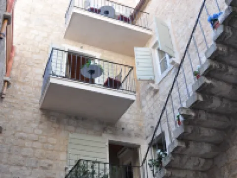Villa Mama - Traditional Apartments in Omis, Free Parking Hotels in Omiš