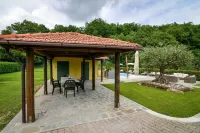 3 Bed 4 Bath Private Villa, Heated Pool, Spa, Firepit, Bbqs, Pizza Oven, Garden