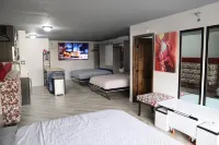 Lvstriphouse Condos Sleeps up to 14 فنادق في 