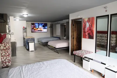 Lvstriphouse Condos Sleeps up to 14 فنادق في 