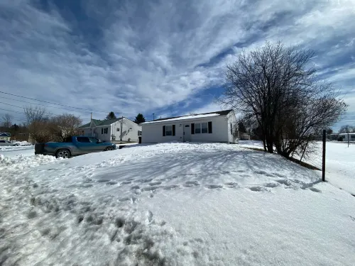Rutland's Hidden Gem: 2 Br/1ba Renovated Home Close to Everything 2 Bedroom Home