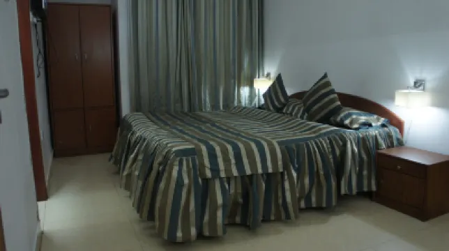 Hotel Lilawati Grand Hotels near College Gate Field