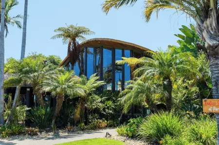 Paradise Point Resort & Spa Отели рядом с достопримечательностью «Пеканга Арена»