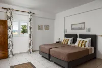 Dora Pool Studios by Konnect,150m from the Beach