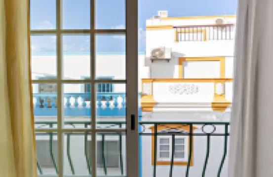 塔維拉市中心小屋