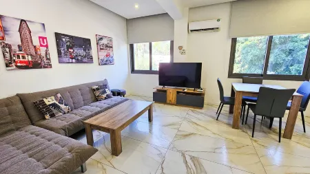 Mimi's Sunny Beach Apartment Отели рядом с достопримечательностью «Intercity Buses»