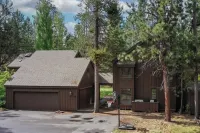 Skylight by AvantStay Elevated Mountain Home w Hot Tub, Billiards, Large Patio