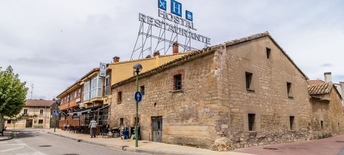 Hostal - Restaurante la Buena Villa by Vivere Stays Hotels in Burgos