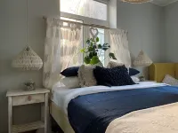 Pristine 1Br Apt in City Center- Free Parking & Coffee Machine - Homestays