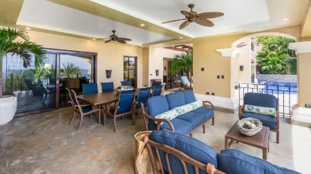 Stunning Luxury Mansion in Playa Flamingo with Six Bedrooms and Beachfront Access Отели в г. Плайя Фламинго